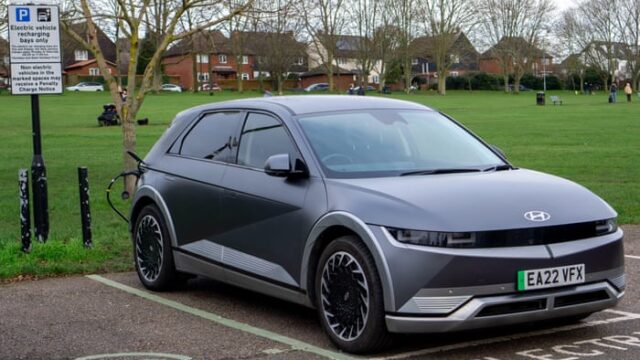Voitures électriques : des automobilistes reçoivent des amendes en rechargeant dans des parkings privés