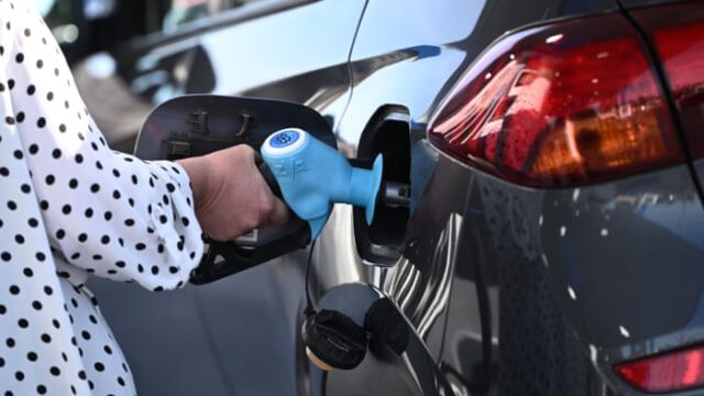 Australie : les ménages menacés par une hausse des taux et une essence au-delà de 2 dollars le litre