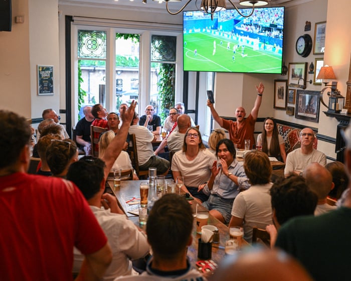 Royaume-Uni : la Coupe du monde sauve temporairement les pubs, mais la crise structurelle demeure