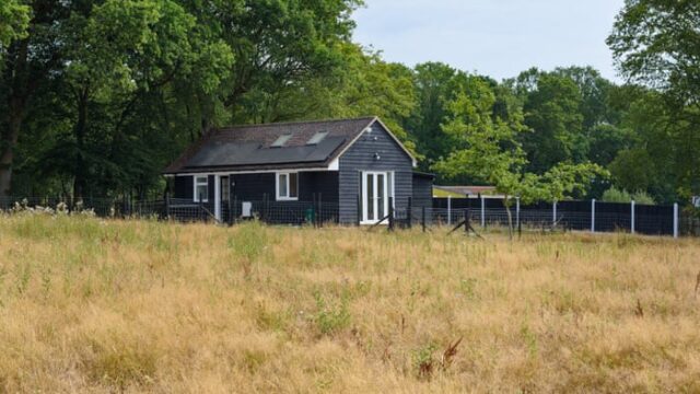 Micro-maisons en Angleterre : du corps de ferme londonien à la grange rurale, le marché du compact séduit