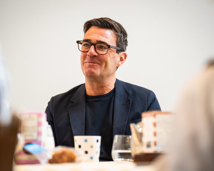 Faux indépendants : le premier ministre Andy Burnham appelé à sanctionner les plateformes de la gig economy