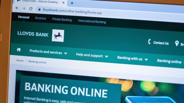 بنك لويدز البريطاني يحتجز 5500 جنيه إسترليني تخص كنيسة رعوية منذ أشهر