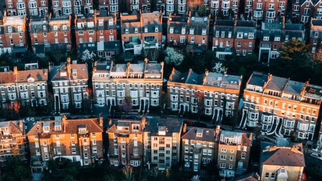 Royaume-Uni : les prix de l’immobilier stagnent en juillet, plombés par les taux et les tensions au Moyen-Orient