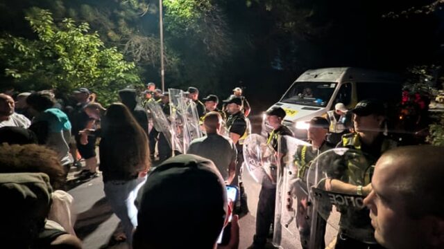 وزيرة الشرطة البريطانية تتعهد بمحاسبة المتورطين في احتجاجات “ترهيبية” مناهضة للهجرة