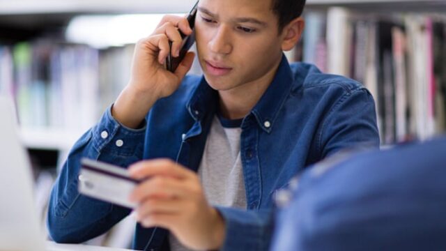 احتيال جديد يستهدف طلاب الجامعات عبر رسائل نصية مزيفة بشأن قروض المعيشة